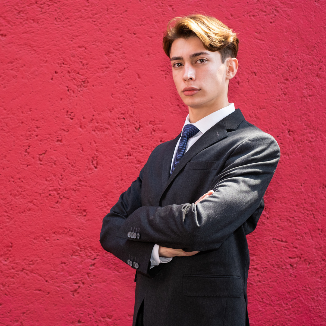 Ubranie na studniówkę dla chłopaka? Oto najmodniejsze męskie stylizacje studniówkowe 2024: od klasyki po ekstrawagancję